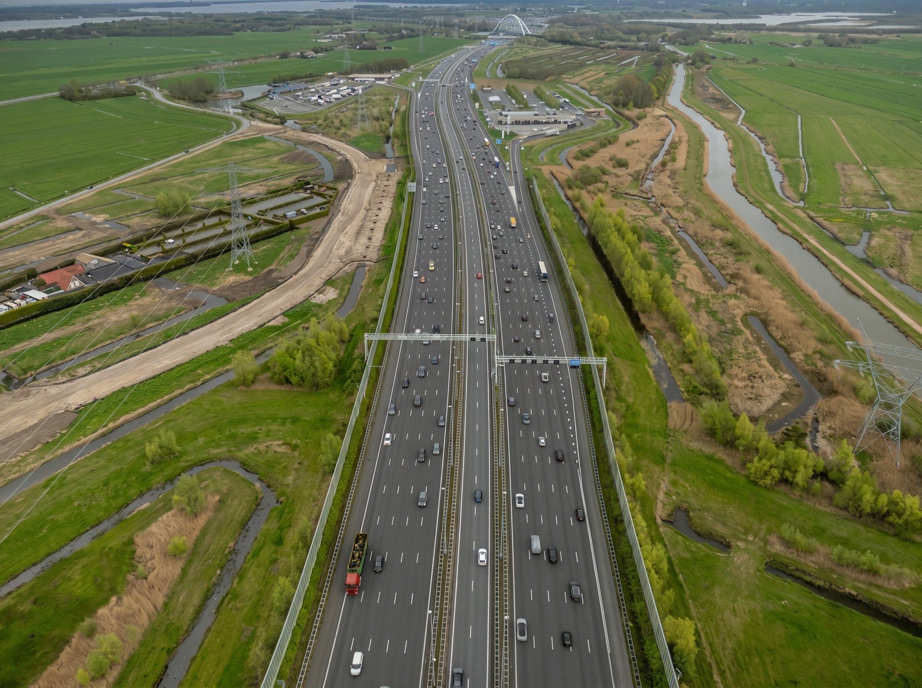 Nederlandse snelweg van bovenaf met meerdere rijstroken en verkeer