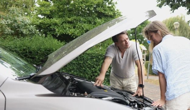 Uitleg bij de motorruimte van de lesauto voor aanvang van de les